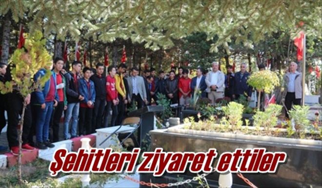 Şehitleri ziyaret ettiler