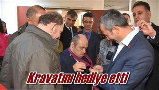 Kravatını hediye etti