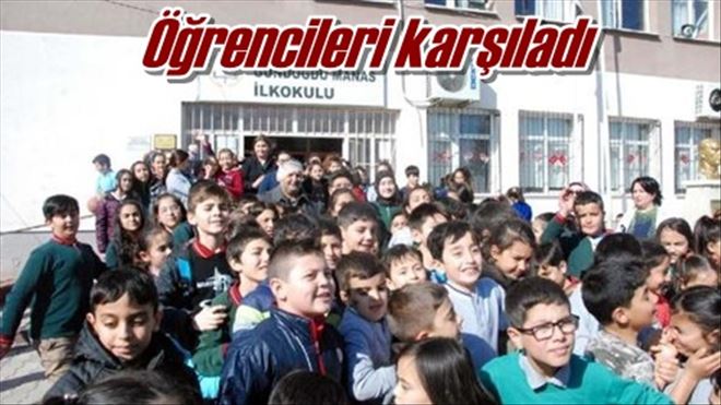 Öğrencileri karşıladı