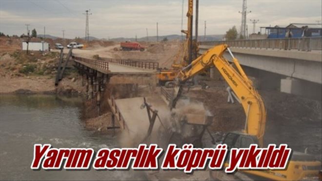 Yarım asırlık köprü yıkıldı