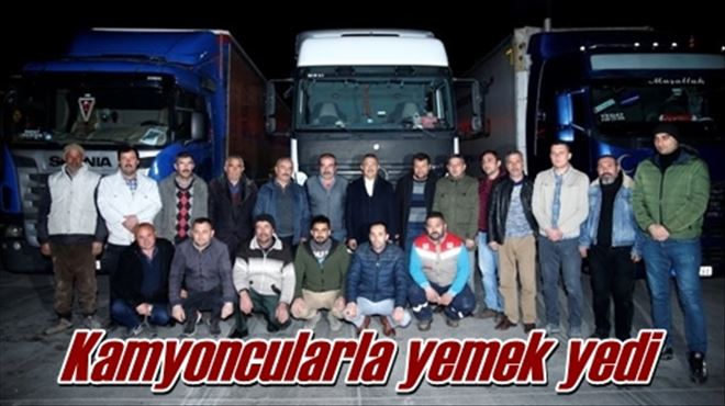 Kamyoncularla yemek yedi