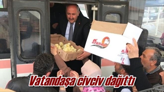 Vatandaşa civciv dağıttı