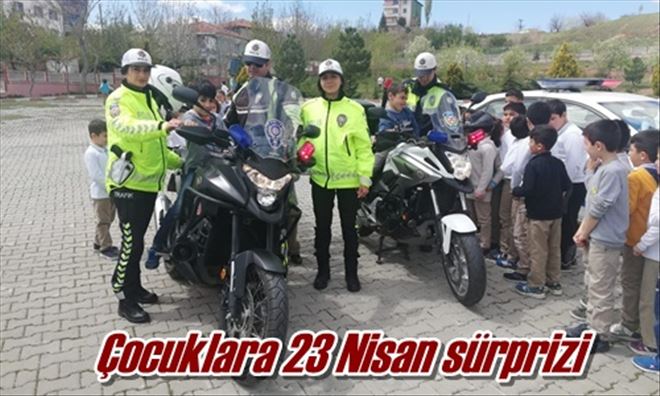  Polisten Çocuklara 23 Nisan Sürprizi 