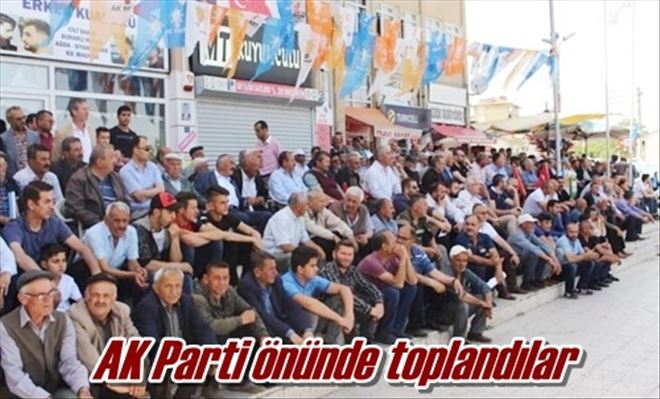 AK Parti önünde toplandılar