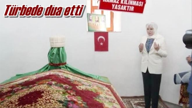 Türbede dua etti