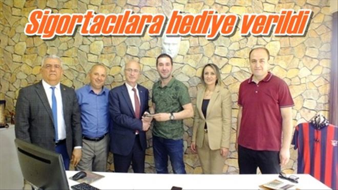 Sigortacılara hediye verildi