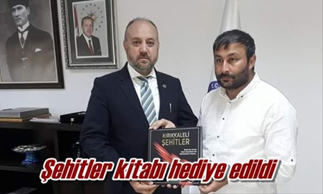 Şehitler kitabı hediye edildi