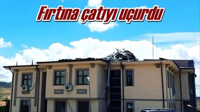 Fırtına çatıyı uçurdu