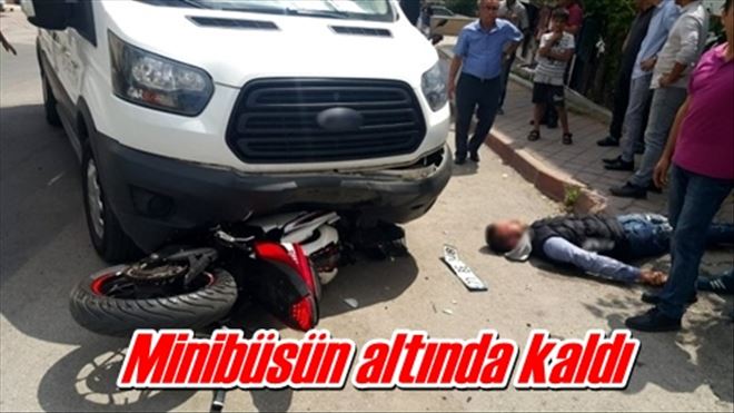 Minibüsün altında kaldı