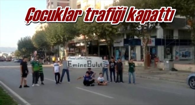 Çocuklar trafiği kapattı