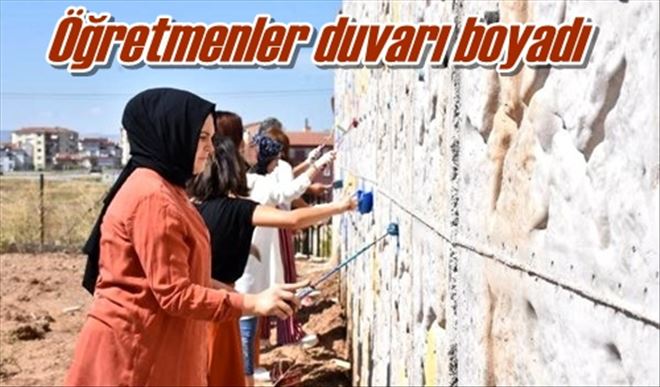 Öğretmenler duvarı boyadı
