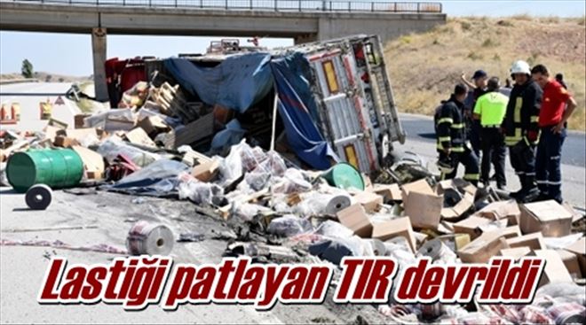 Lastiği patlayan TIR devrildi