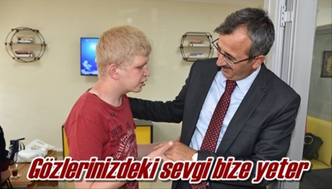 Gözlerinizdeki sevgi bize yeter 