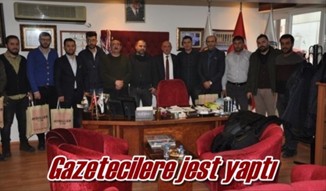 Gazetecilere jest yaptı