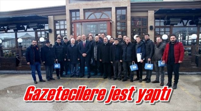 Gazetecilere jest yaptı