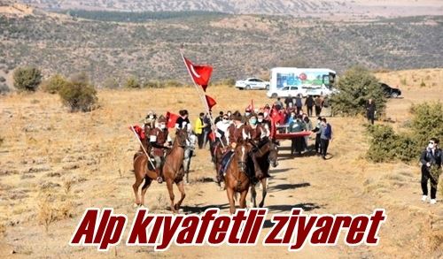 Alp kıyafetli ziyaret