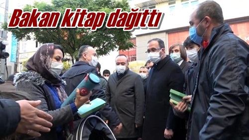 Bakan kitap dağıttı