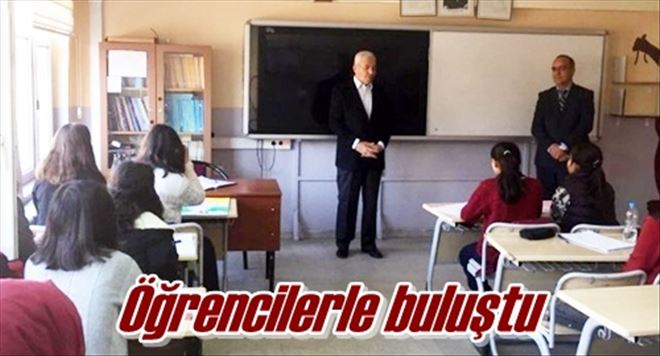 Öğrencilerle buluştu
