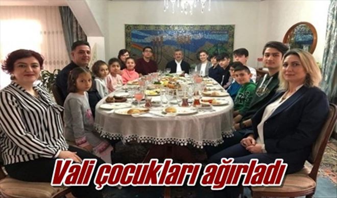 Vali çocukları ağırladı