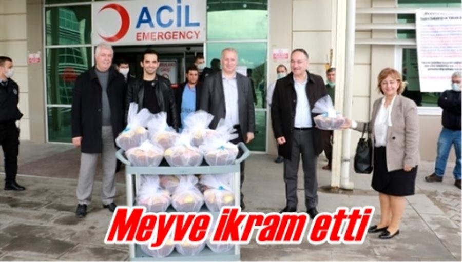 Meyve ikram etti