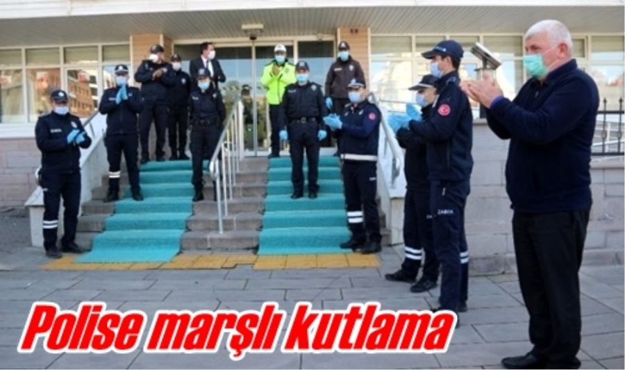 Polise marşlı kutlama