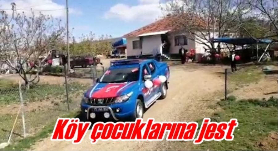 Köy çocuklarına jest