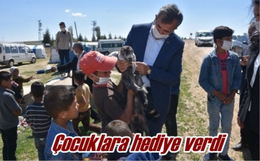 Çocuklara hediye verdi