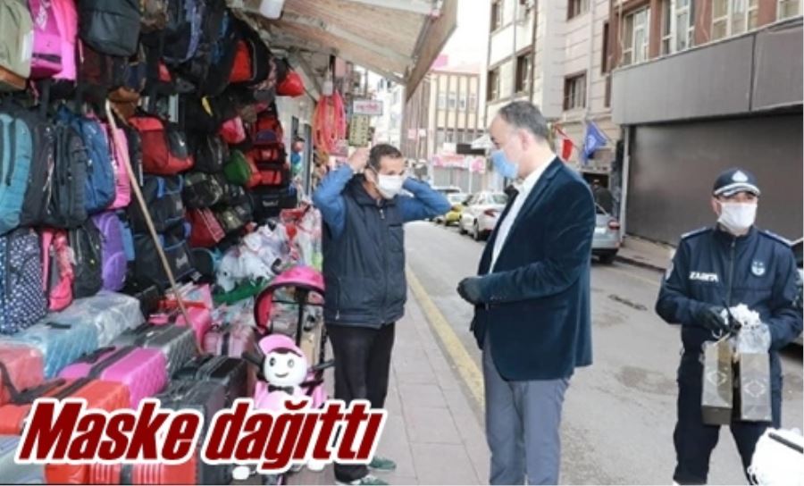 Maske dağıttı
