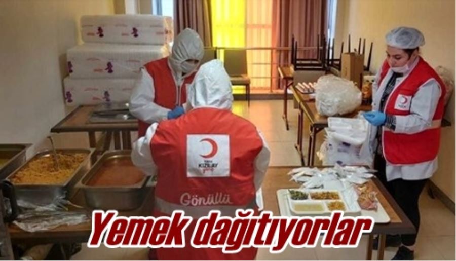 Yemek dağıtıyorlar
