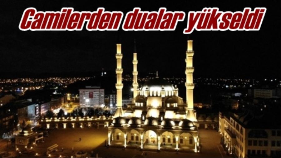 Camilerden dualar yükseldi