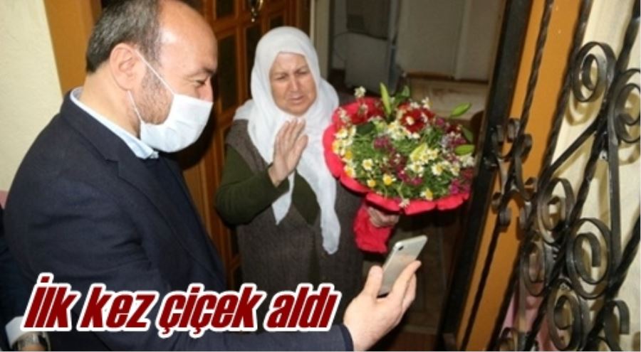 İlk kez çiçek aldı