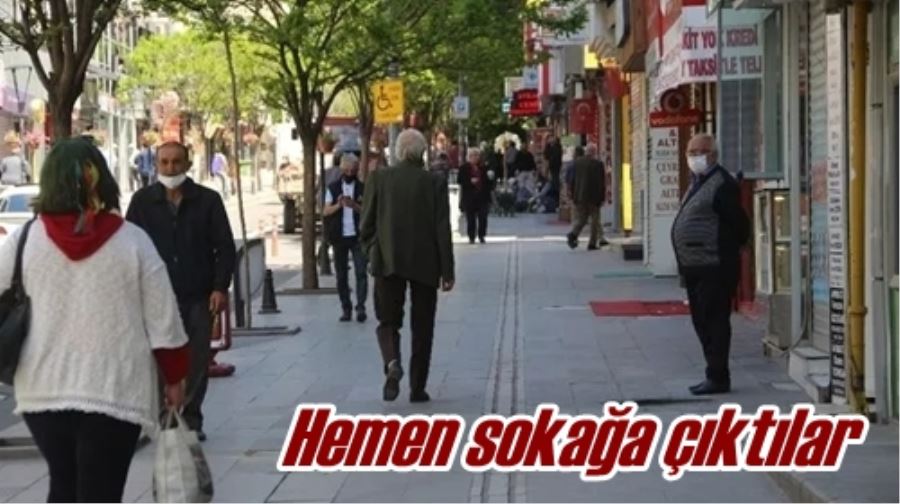 Hemen sokağa çıktılar