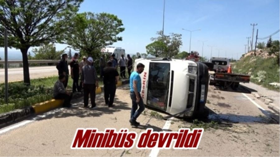 Minibüs devrildi