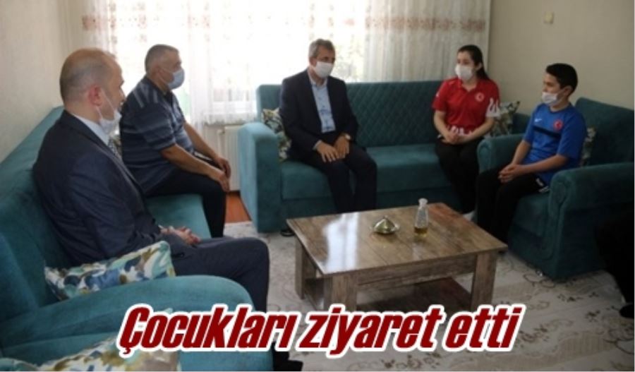 Çocukları ziyaret etti