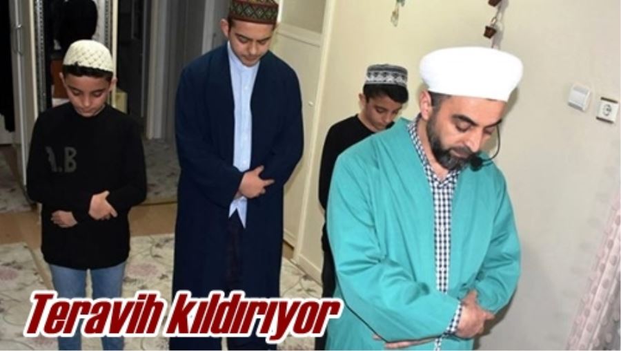 Teravih kıldırıyor