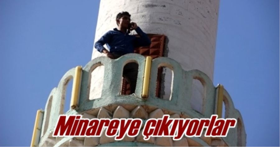 Minareye çıkıyorlar
