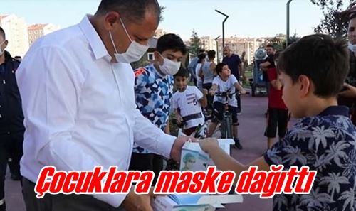 Çocuklara maske dağıttı