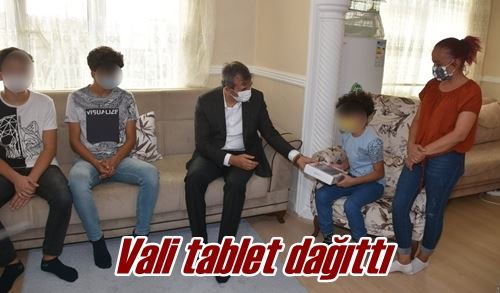 Vali tablet dağıttı