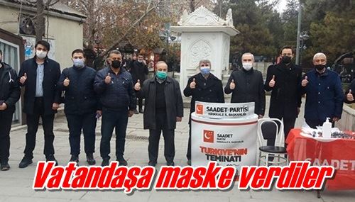 Vatandaşa maske verdiler