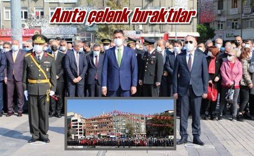 Anıta çelenk bıraktılar