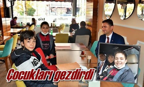 Çocukları gezdirdi