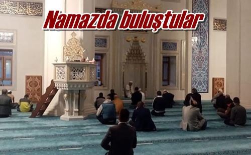 Namazda buluştular