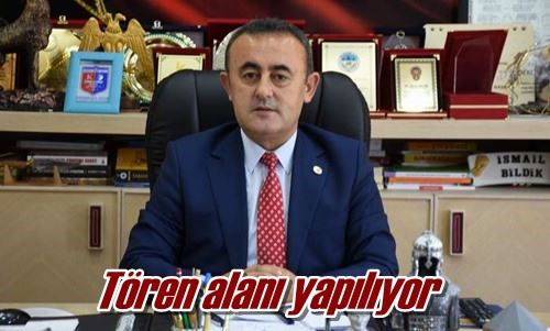 Tören alanı yapılıyor