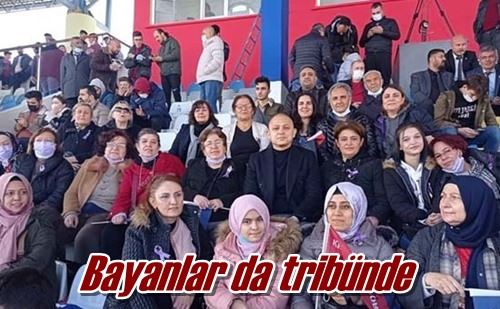 Bayanlar da tribünde