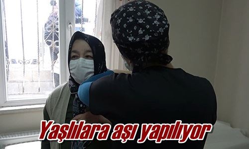 Yaşlılara aşı yapılıyor