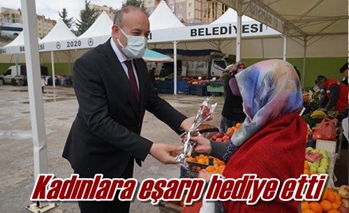 Kadınlara eşarp hediye etti