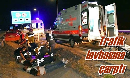 Trafik levhasına çarptı