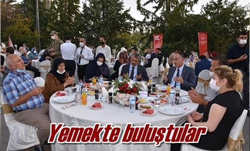 Yemekte buluştular