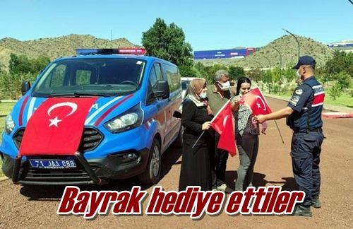 Bayrak hediye ettiler