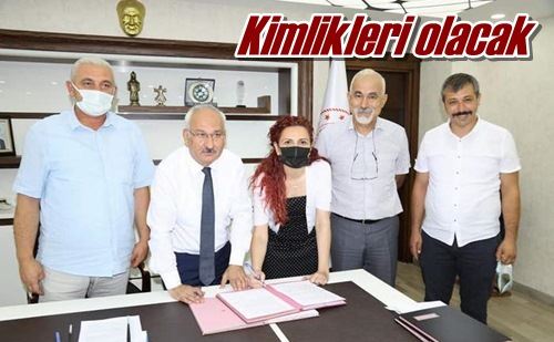 Kimlikleri olacak